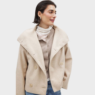 Manteau court beige à col châle, double rangée de boutons, fermeture boutonnée