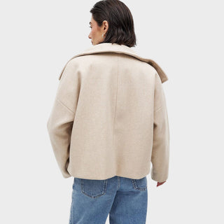 Manteau court beige à col châle, vue de dos, coupe ample, manches longues