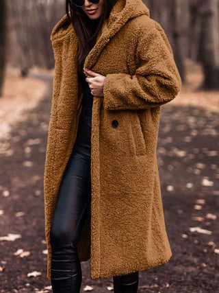 Manteau teddy long camel à capuche, fermeture boutonnée, texture en bouclette
