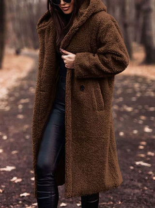 Manteau teddy long marron foncé à capuche, fermeture boutonnée sur le devant