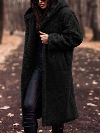 Manteau teddy long noir à capuche, boutons sur le devant, effet pelucheux