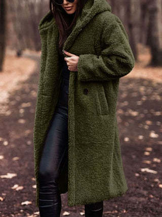 Manteau teddy long vert olive à capuche, fermeture boutonnée et matière bouclette
