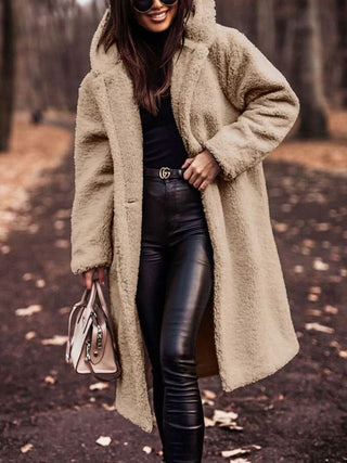 Manteau teddy long beige clair à capuche, fermeture boutonnée et manches larges