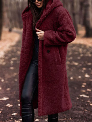Manteau teddy long bordeaux à capuche, boutons visibles, patte avant couvrante