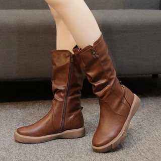 Bottes mi-mollet marron, fermeture éclair latérale, semelle épaisse.