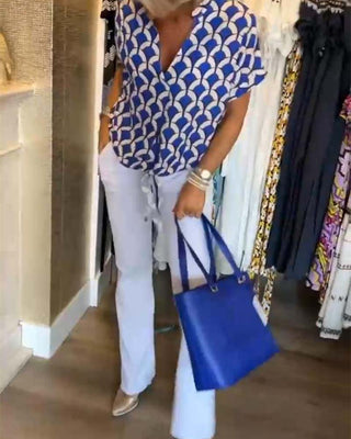 Blouse décontractée Luna à encolure V, manches courtes, motif bleu et blanc, lien à la taille.