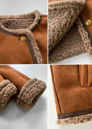 Détails veste camel: bordure fourrée au col, boutons dorés, poignets et ourlet texturés.