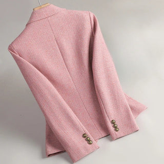 Blazer Premium rose pastel, motif chevrons, coupe cintrée, boutons dorés aux poignets.