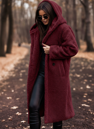 Manteau teddy long bordeaux à capuche et fermeture boutonnée, manches longues