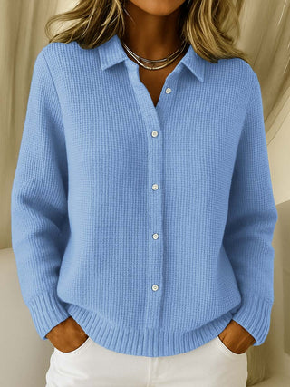 Pull femme bleu clair en maille, col chemise et boutonnage intégral