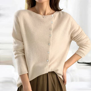 Blouse Vera en tricot beige, encolure en V et boutons à l’avant, manches longues.