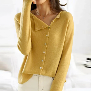 Blouse Vera en tricot jaune moutarde, col en V et boutons à l’avant, manches longues.