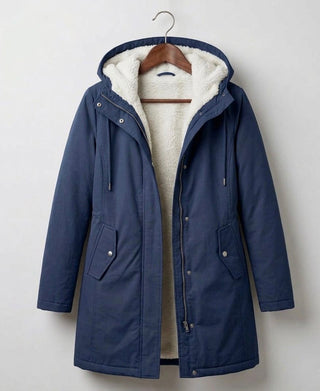 Parka imperméable marine doublée polaire, capuche à cordon, poches et fermeture zippée.