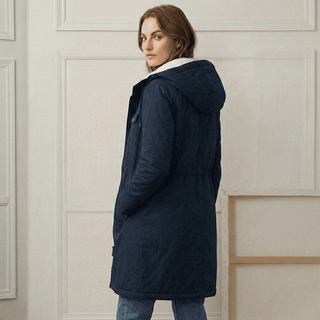 Parka marine imperméable doublée polaire, capuche avec cordon, silhouette longue.