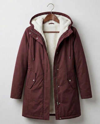 Parka imperméable rouge doublée polaire, capuche à cordon, poches et fermeture zippée.