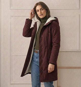 Parka longue rouge imperméable doublée polaire, capuche, poches latérales, fermeture zippée.