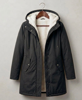 Parka imperméable noire doublée polaire, capuche à cordon, poches et zip central.