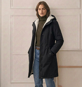 Parka longue noire imperméable doublée polaire, capuche, poches latérales et fermeture zippée.