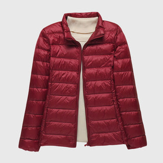 Veste matelassée ultra-légère bordeaux, capuche et fermeture zippée centrale.