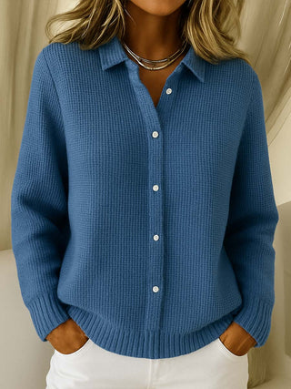 Pull femme bleu marine en maille, col chemise et boutons sur toute la longueur