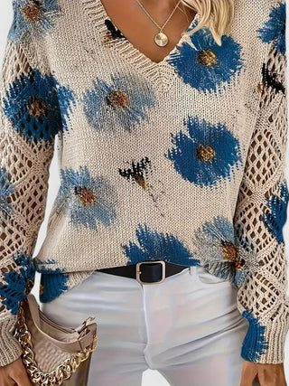 Pull en tricot à col V, gros motif fleurs bleues, manches ajourées, vue de près