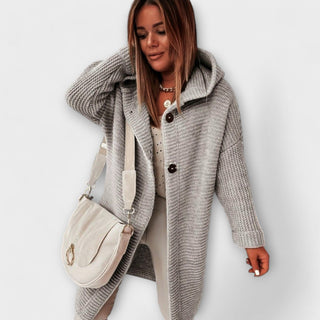 Gilet en tricot gris à capuche, boutons noirs et poches avant