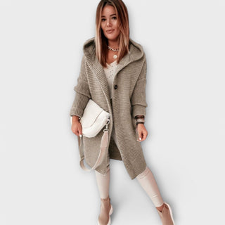 Gilet en tricot gris à capuche, fermeture boutonnée et poches latérales