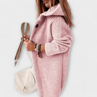 Gilet en tricot rose à capuche avec boutons noirs et manches longues