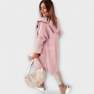 Gilet en tricot rose à capuche, fermeture boutonnée et poches latérales