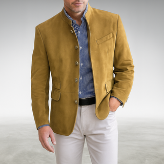 Veste moderne sur-mesure jaune moutarde, boutonnage devant, poches latérales et poche poitrine.