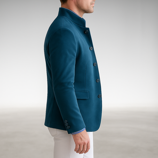 Veste moderne sur-mesure bleu canard, vue de profil, boutonnière et poche plaquée.