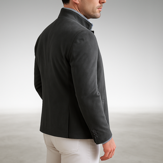 Veste moderne sur-mesure gris foncé, vue de côté, poignets et boutonnage visibles.