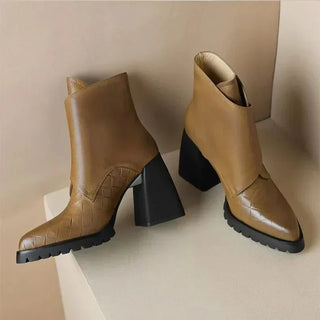 Bottines à talon bloc marron, tige mi-haute, sangle et semelle crantée.