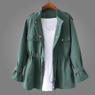 Manteau vert, col revers, poches poitrine à rabat et fermeture boutonnée