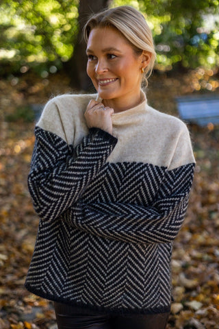 Blouse en maille col montant beige et noir, motif chevrons, manches longues