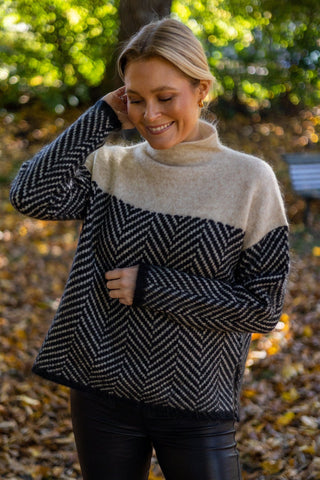 Blouse en maille col montant beige et noir, motif chevrons, poignets et manches