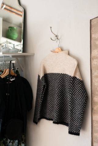 Blouse maille col montant beige, empiècement noir chevrons, manches longues