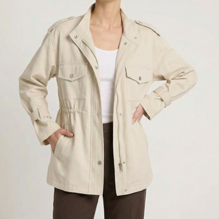 Manteau Amélie crème, col revers, poches poitrine à rabat et fermeture boutonnée