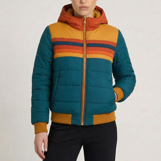 Veste imperméable matelassée à capuche, fermeture zippée, rayures multicolores, manches bleues.