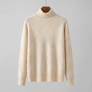 Pull col roulé beige en maille côtelée, losanges en relief sur le buste