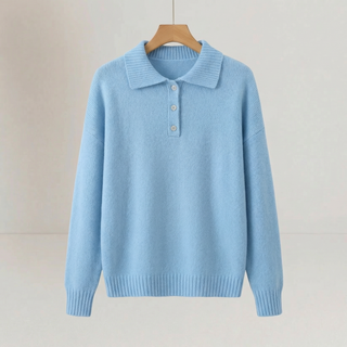 Pull en tricot doux bleu clair, col polo boutonné, manches longues, modèle posé sur cintre