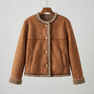 Veste fourrée camel, fermeture boutonnée, col bordé de fourrure et poignets en shearling.