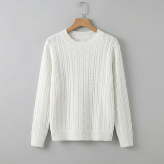 Pull à torsades blanc, encolure ronde côtelée, manches longues, porté sur cintre