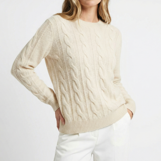 Pull en maille torsadée beige clair, encolure ronde, manches longues, bord-côtes.
