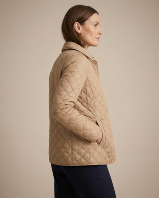 Veste matelassée boutonnée Olive™ beige vue de profil, surpiqûres losanges.