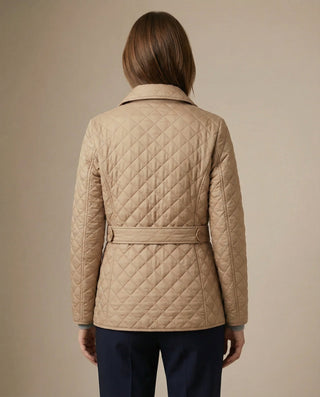 Veste matelassée boutonnée Olive™ beige vue de dos, ceinture réglable.