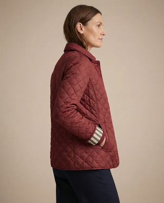 Veste matelassée boutonnée bordeaux, vue trois-quarts dos, poches passepoilées