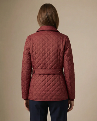 Veste matelassée boutonnée bordeaux, vue de dos avec ceinture à nouer