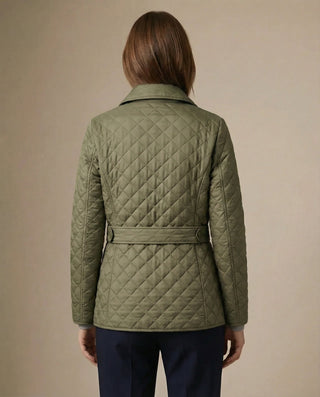 Veste boutonnée matelassée olive vue de dos, ceinture à la taille, col montant
