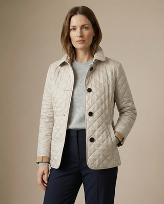 Veste matelassée boutonnée Olive™ écru, col simple, poignets droits.
